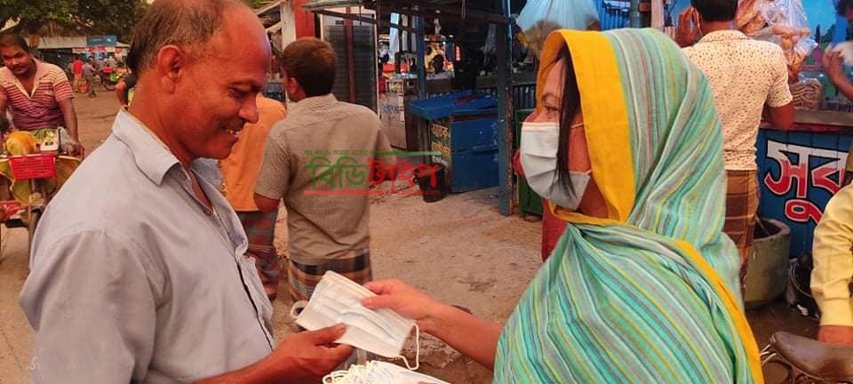 নওগাঁ পত্নীতলায় মহিলা ভাইস চেয়ারম্যানের নিজ উদ্যোগে মাস্ক বিতরণ